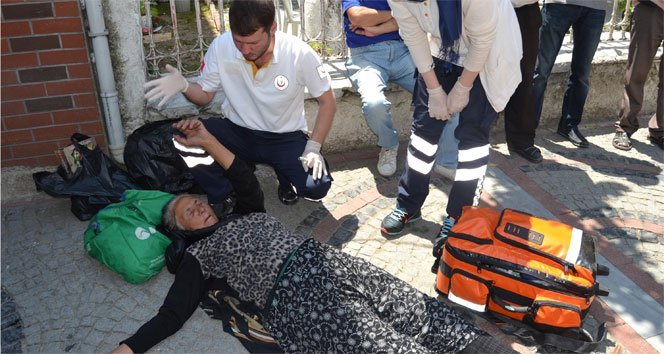 Kaçak içki satışı yapan 70’lik teyze, polisi görünce bayılma numarası yaptı