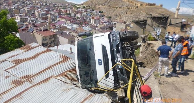 Kamyon evin çatısına devrildi