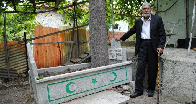 Ölmeden yaptırdığı mezarının başında her gün dua ediyor