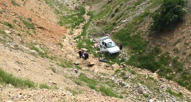 Otomobil dereye uçtu: 1 ölü, 4 yaralı