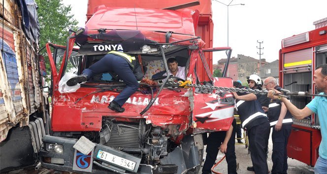 Sıkışan sürücüye nefes kesen kurtarma operasyonu