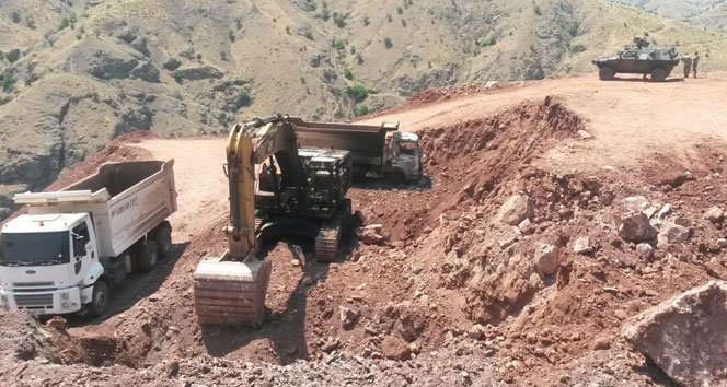 Terör örgütü yine iş makinelerini yaktı