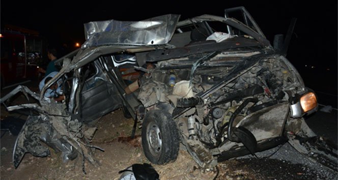 TIR’a çarpan minibüs paramparça oldu: 2 ölü, 1 yaralı!