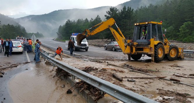 Zonguldak-Mengen karayolunda sel