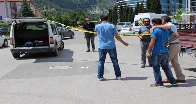 KARABÜK?TE S?LAHLI KAVGA: 1 YARALI ?K? OTO K?RALAMA SAH?B? ARASINDA ÇIKAN KAVGADA KAN AKTI