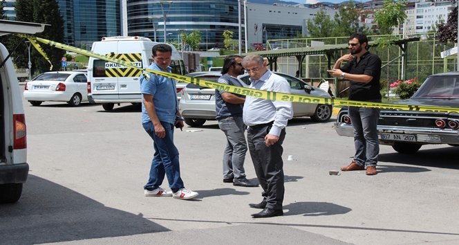 İki oto kiralama sahibi arasında çıkan kavgada kan aktı