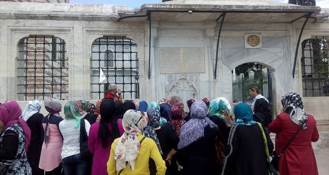 Zonguldak’lı bayanlar cami ve türbeleri ziyaret ediyor