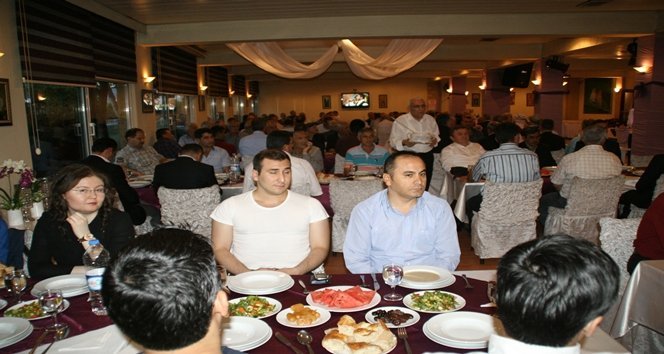 DEVREKLİ MUHTARLAR VE PROTOKOL, İFTAR YEMEĞİNDE BİR ARAYA GELDİ