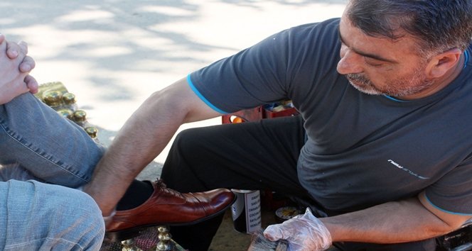 ASKERLER?N AYAKKABISINI ÜCRETS?Z BOYAYINCA GAZ? UNVANI ALDI