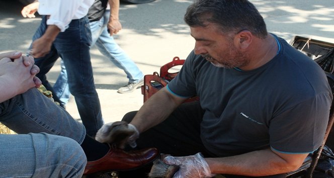 ASKERLER?N AYAKKABISINI ÜCRETS?Z BOYAYINCA GAZ? UNVANI ALDI