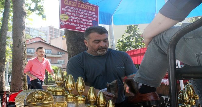 ASKERLER?N AYAKKABISINI ÜCRETS?Z BOYAYINCA GAZ? UNVANI ALDI