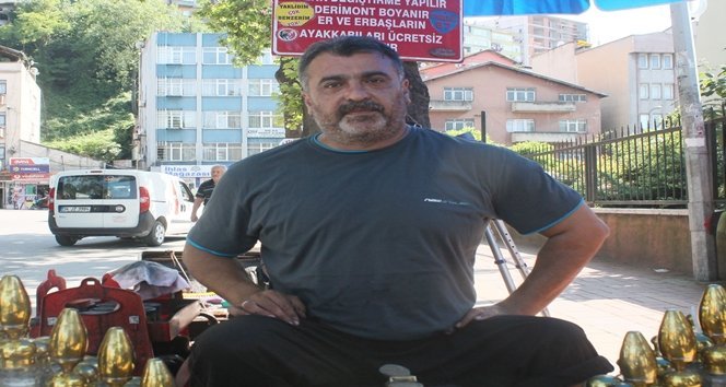 ASKERLER?N AYAKKABISINI ÜCRETS?Z BOYAYINCA GAZ? UNVANI ALDI