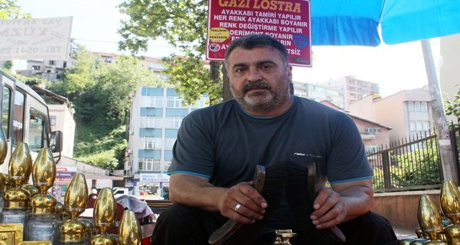 ASKERLER?N AYAKKABISINI ÜCRETS?Z BOYAYINCA GAZ? UNVANI ALDI