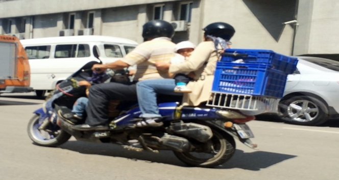 Motosiklet üzerinde tehlikeli yolculuk