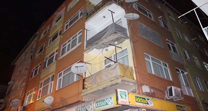 ESK? B?NANIN BALKONU ÇÖKTÜ BALKONUN ÇÖKME ANI GÜVENL?K KAMERASINDA