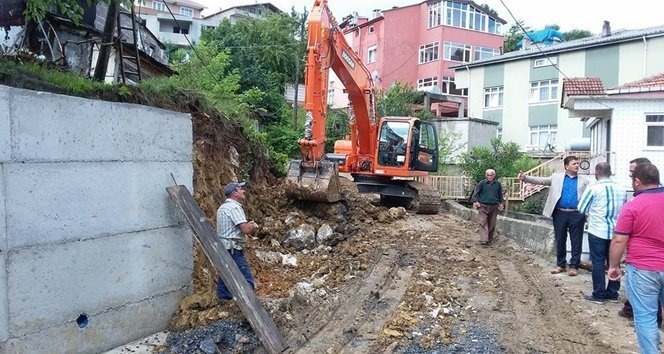 KOZLU?NUN HER MAHALLES?NDE ÇALI?MALAR SÜRÜYOR KOZLU BELED?YE BA?KANI ERTAN ?AH?N: ??UAN DA KOZLU?NUN HE MAHALLES?NDE ÇALI?MALARIMIZ DEVAM ED?YOR? ?DEPOLARIMIZDA BÜYÜK KAÇAKLAR VARDI. HATTA 20-30 YILDIR ?LG?LEN?LMEYEN KONULARA EL ATTI?IMIZI HALKIMIZ SÖYLÜYOR?