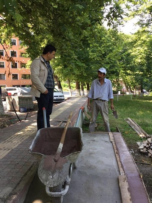KOZLU?NUN HER MAHALLES?NDE ÇALI?MALAR SÜRÜYOR KOZLU BELED?YE BA?KANI ERTAN ?AH?N: ??UAN DA KOZLU?NUN HE MAHALLES?NDE ÇALI?MALARIMIZ DEVAM ED?YOR? ?DEPOLARIMIZDA BÜYÜK KAÇAKLAR VARDI. HATTA 20-30 YILDIR ?LG?LEN?LMEYEN KONULARA EL ATTI?IMIZI HALKIMIZ SÖYLÜYOR?