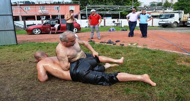67 yaşındaki eski güreşçi gençlere yağlı güreşi öğretiyor