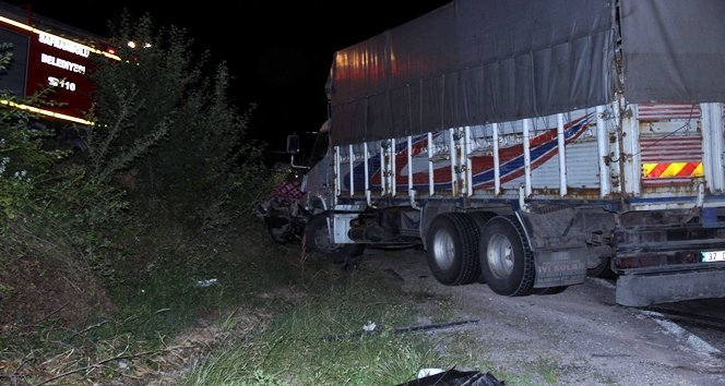 KASTAMONU?DA TRAF?K KAZASI: 5 ÖLÜ (2)