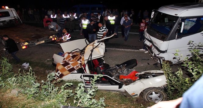 KASTAMONU?DA TRAF?K KAZASI: 5 ÖLÜ (2)