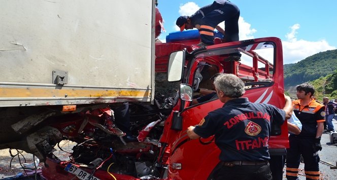 MEYVE YÜKLÜ KAMYON TIR'A ARKADAN ÇARPTI: 1 ÖLÜ