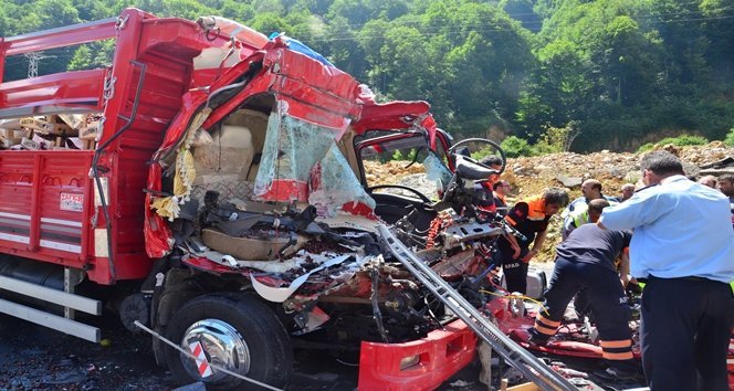 MEYVE YÜKLÜ KAMYON TIR'A ARKADAN ÇARPTI: 1 ÖLÜ