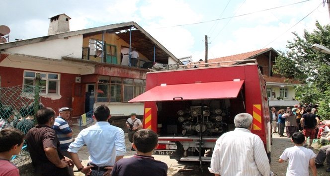 GEL?N VE KAYINPEDER?N? YANMAKTAN KÖYÜN ?MAMI KURTARDI