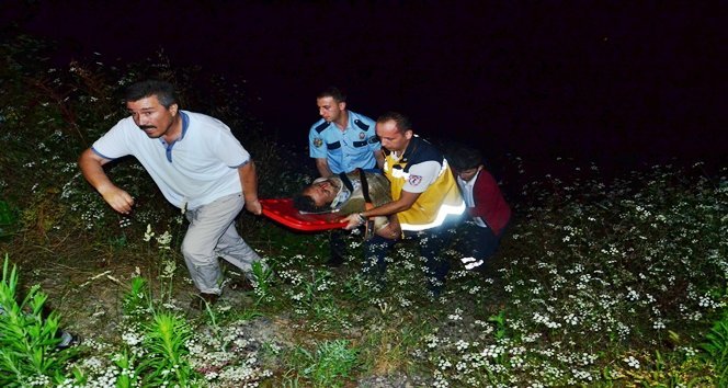 SA?LIK EK?PLER?N?N MÜDAHALES?NE D?RENEN ALKOLLÜ VATANDA?LAR MAHALLEL?Y? ?K?YE BÖLDÜ BAZI VATANDA?LAR ALKOLLÜ ?AHISLARA MÜDAHALE ED?LMES?NE TEPK? GÖSTER?P ?KOCA ADAMLAR ?ÇMES?NLER? DED?, D??ERLER? DE ONLARA TEPK? GÖSTERD?