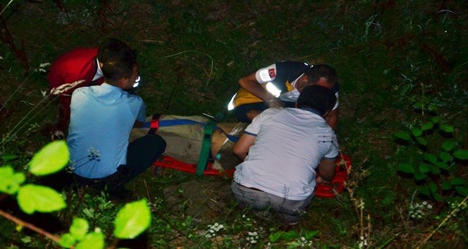 SA?LIK EK?PLER?N?N MÜDAHALES?NE D?RENEN ALKOLLÜ VATANDA?LAR MAHALLEL?Y? ?K?YE BÖLDÜ BAZI VATANDA?LAR ALKOLLÜ ?AHISLARA MÜDAHALE ED?LMES?NE TEPK? GÖSTER?P ?KOCA ADAMLAR ?ÇMES?NLER? DED?, D??ERLER? DE ONLARA TEPK? GÖSTERD?