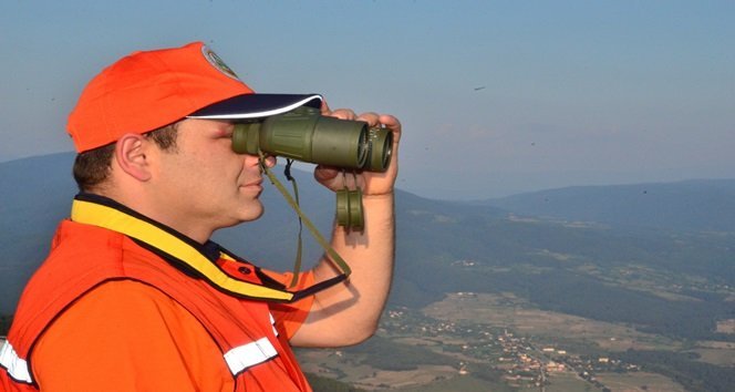 ZONGULDAK’TA YANGINLARA KARŞI ORMANI DÜRBÜNLE İZLEYEN İŞÇİLER, OLASI YANGIN ALARMINA KARŞI TELSİZLERLE HABERLEŞMEYİ DE SAĞLIYOR. (ONUR ALTINDAĞ - SERTAÇ ÖZDEMİR/ZONGULDAK-İHA)