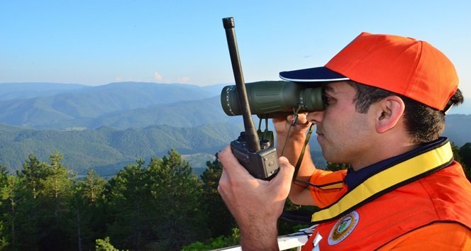 "ORMANI GÖZETLİYORLAR": ZONGULDAK’TA YANGINLARA KARŞI ORMANI DÜRBÜNLE İZLEYEN İŞÇİLER, OLASI YANGIN ALARMINA KARŞI TELSİZLERLE HABERLEŞMEYİ DE SAĞLIYOR. (ONUR ALTINDAĞ - SERTAÇ ÖZDEMİR/ZONGULDAK-İHA)