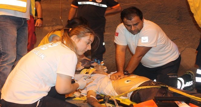 HURDAYA DÖNEN ARAÇTA YOLCU OLARAK BULUNAN 54 YAŞINDAKİ YAŞARİYE SAVURAN DAKİKALARCA KALP MASAJIYLA HAYATA DÖNDÜRÜLMEYE ÇALIŞILDI. (MURAT KÜÇÜK/ZONGULDAK-İHA)