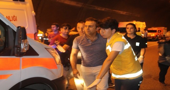 KAZADA 34 UF 5302 PLAKALI OTOMOBİLİN SÜRÜCÜSÜ SONER G., HAFİF SIYRIKLARLA KURTULDU. (MURAT KÜÇÜK/ZONGULDAK-İHA)