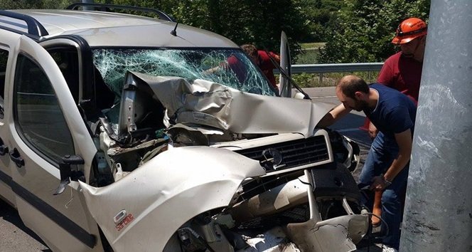 ZONGULDAK'IN DEVREK İLÇESİNDE MEYDANA GELEN TRAFİK KAZASINDA ARAÇ SÜRÜCÜSÜ YARALANDI. (FİKRİ ERDEM/ZONGULDAK-İHA)