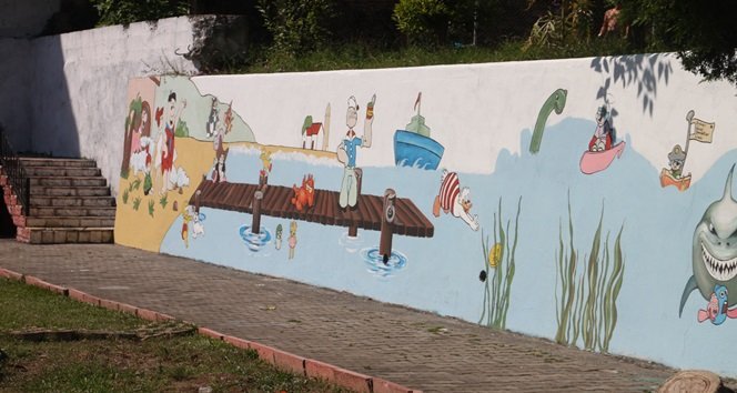 ZONGULDAK'IN EREĞLİ İLÇESİ GÜLÜÇ GÜZEL SANATLAR LİSESİ ÖĞRENCİLERİ ASKERİ LOJMANLARIN DUVARLARINA ÇİZGİ FİLM KARAKTERLERİNİN RESİMLERİNİ ÇİZDİ. (VEDAT KILIÇ/ZONGULDAK-İHA)