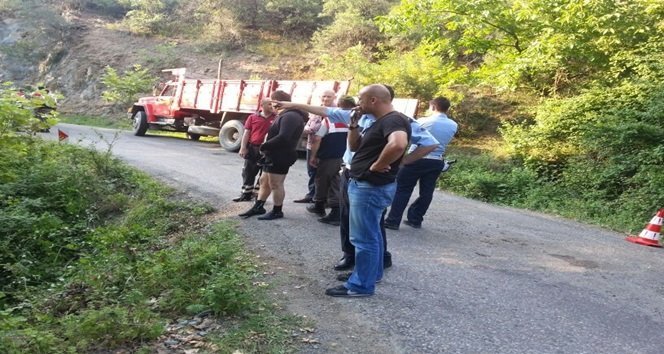 ZONGULDAK’IN DEVREK İLÇESİNDE SÜRÜCÜSÜNÜN DİREKSİYON HAKİMİYETİNİ KAYBETTİĞİ OTOMOBİL DEREYE UÇTU. (EMRAH YILDIZ - FİKRİ ERDEM/ZONGULDAK-İHA)