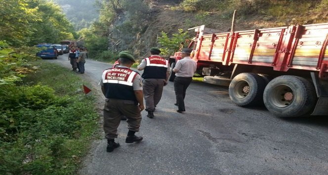 ZONGULDAK’IN DEVREK İLÇESİNDE SÜRÜCÜSÜNÜN DİREKSİYON HAKİMİYETİNİ KAYBETTİĞİ OTOMOBİL DEREYE UÇTU. (EMRAH YILDIZ - FİKRİ ERDEM/ZONGULDAK-İHA)