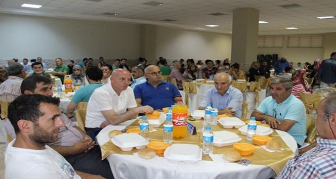 ZONGULDAK’IN EREĞLİ İLÇESİNDE FAALİYET GÖSTEREN ARMUTLUCUMALILAR DERNEĞİ YAKLAŞIK 15 KÖYÜ GELENEKSEL İFTAR YEMEĞİNDE BULUŞTURDU. (VEDAT KILIÇ/ZONGULDAK-İHA)