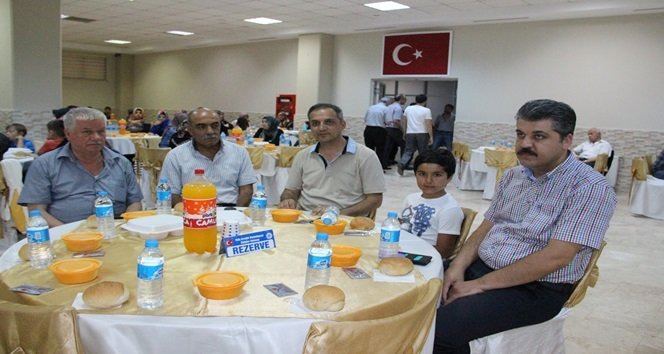 ZONGULDAK’IN EREĞLİ İLÇESİNDE FAALİYET GÖSTEREN ARMUTLUCUMALILAR DERNEĞİ YAKLAŞIK 15 KÖYÜ GELENEKSEL İFTAR YEMEĞİNDE BULUŞTURDU. (VEDAT KILIÇ/ZONGULDAK-İHA)