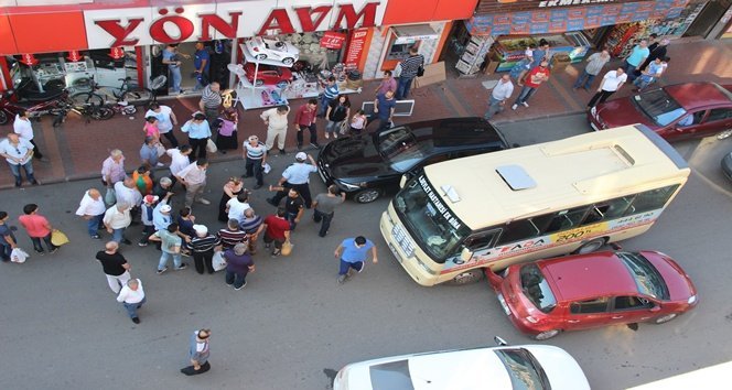 KAZA SONRASI MADDİ HASAR OLUŞAN ARAÇLAR İÇİN TARAFLAR, ARALARINDA TUTANAK TUTTU. (MURAT KÜÇÜK - UFUK DURAK/ZONGULDAK-İHA)