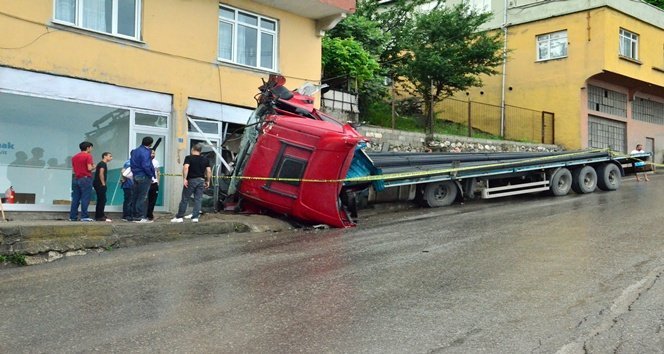 KAZA SONRASI TIR HURDAYA DÖNDÜ. (ONUR ALTINDAĞ - SERTAÇ ÖZDEMİR/ZONGULDAK-İHA)