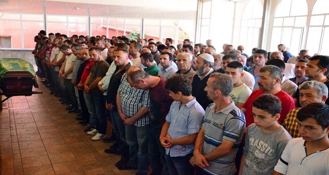 55 YILLIK YAŞAM MÜCADELESİ VEREN İŞÇİNİN GELİK MERKEZ CAMİNDE DÜZENLENEN TÖRENE CENAZE YAKINLARI VE SEVENLERİ KATILDI. (UFUK DURAK/ZONGULDAK-İHA)