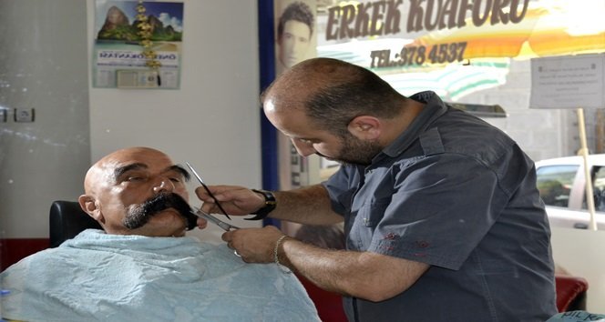 ZONGULDAK'IN ALAPLI İLÇESİNDE PALA DAYI LAKABIYLA TANINAN MUSTAFA DEMİRCİ, 22 SANTİMETREYİ BULAN BIYIKLARINI 47 YILDIR KESMİYOR. (ERTUĞRUL YÜKSEL/ZONGULDAK-İHA)