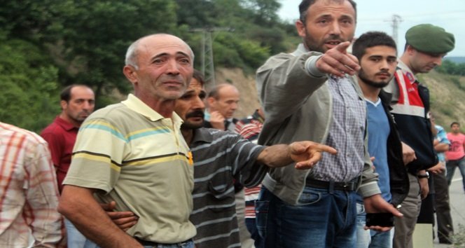 KAZAYI GÖREN VATANDAŞLAR YARALILARI ARAÇLARDAN ÇIKARDI. (MURAT KÜÇÜK - UFUK DURAK/ZONGULDAK-İHA)