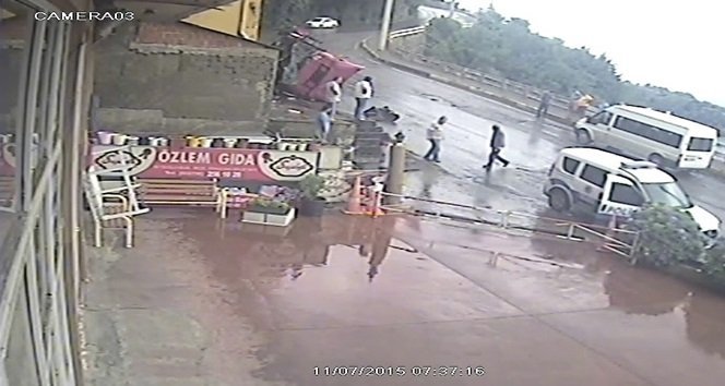 YAN YATAN TIR'DAKİ ARAÇ SÜRÜCÜSÜ YASİN YAYLA ÇEVREDEKİ VATANDAŞLAR TARAFINDAN ÇIKARTILDI. (A. CÜNEYD HAMZAÇEBİ - UFUK DURAK/ZONGULDAK-İHA)