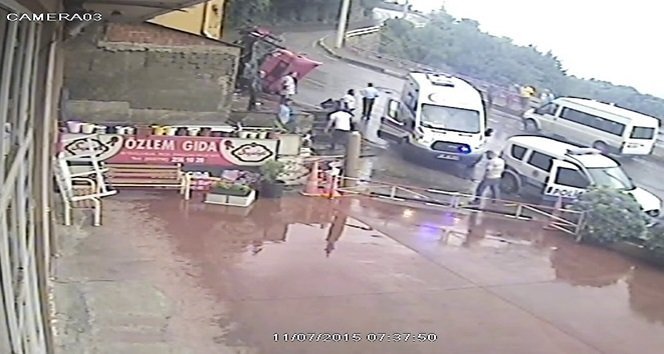 HAFİF YARALANAN TIR SÜRÜCÜSÜ OLAY YERİNE ÇAĞRILAN AMBULANSLA ATATÜRK DEVLET HASTANESİ'NDE TEDAVİ ALTINA ALINDI. (A. CÜNEYD HAMZAÇEBİ - UFUK DURAK/ZONGULDAK-İHA)