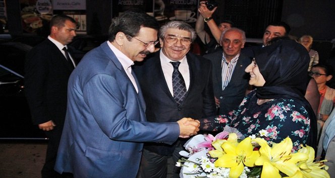 TOBB BAŞKANI RİFAT HİSATRCIKLIOĞLU KAPIDA KDZ. EREĞLİ TSO BAŞKANI YAŞAR TETİKER VE KADIN GİRİŞİMCİLER TARAFINDAN ÇİÇEKLE KARŞILANDI. (VEDAT KILIÇ/ZONGULDAK-İHA)