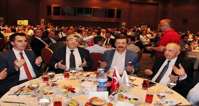 RİFAT HİSARCIKLIOĞLU, AK PARTİ, CHP VE MHP ZONGULDAK MİLLETVEKİLLERİNİN AYNI İFTAR SOFRASINDA BİR ARADA OTURMALARINDAN MUTLULUK DUYDUKLARINI SÖYLEDİ. (VEDAT KILIÇ/ZONGULDAK-İHA)