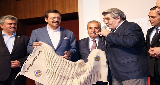 KDZ. EREĞLİ TSO BAŞKANI YAŞAR TETİKER  (MİKROFONLA KONUŞAN)TARAFINDAN, TOBB BAŞKANI RİFAT HİSARCIKLIOĞLU'NA ÜZERİNDE İSMİNİN YAZILI OLDUĞU VE EREĞLİ'DE ÜRETİLEN EL DOKUMASI ELPEK BEZİ HEDİYE EDİLDİ. (VEDAT KILIÇ/ZONGULDAK-İHA)