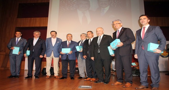 TOBB BAŞKANI RİFAT HİSARCIKLIOĞLU İFTAR PROGRAMI SONUNDA AK PARTİ, CHP VE MHP ZONGULDAK MİLLETVEKİLLERİ İLE TOPLU FOTOĞRAF ÇEKTİRDİ. (VEDAT KILIÇ/ZONGULDAK-İHA)